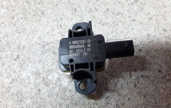 Mercedes-Benz GL X166 Airbag deployment crash/impact sensor A1668210351