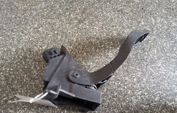 Ford Focus Accelerator throttle pedal 98AB9F836AE