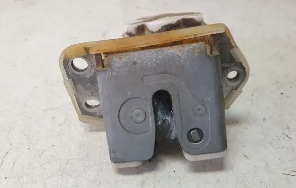 Suzuki Swift I Loading door lock B6765