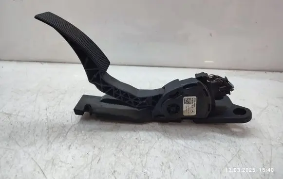 Mercedes-Benz GL X166 Accelerator throttle pedal A1663000004