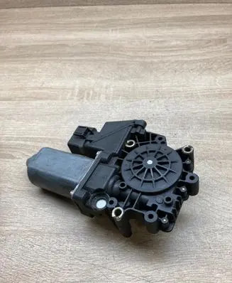 Audi A6 S6 C4 4A Front door window regulator motor 113846100
