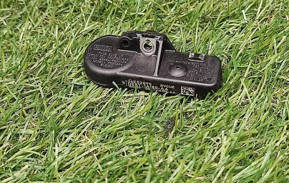 Ford Focus Tire pressure sensor DE8T1A180AA