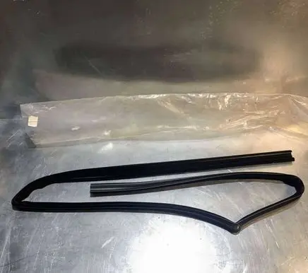 Mercedes-Benz S W126 Rubber seal rear door window/glass 1267350025