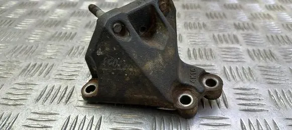 Engine mounting bracket