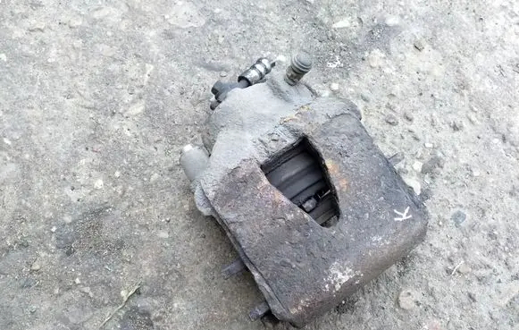 Volkswagen Golf V Front brake caliper