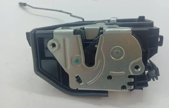 BMW X5 E70 Front door lock 7318423