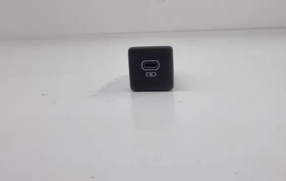 Land Rover Range Rover Sport L461 USB socket connector M8E219010DA