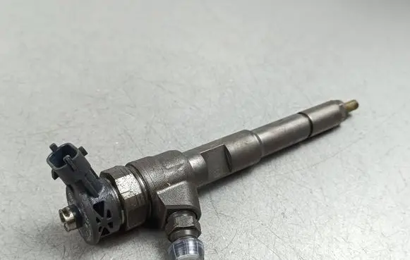 Nissan Note (E12) Fuel injector 0445110485