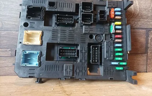 Peugeot 308 Fuse module BOOT28120836