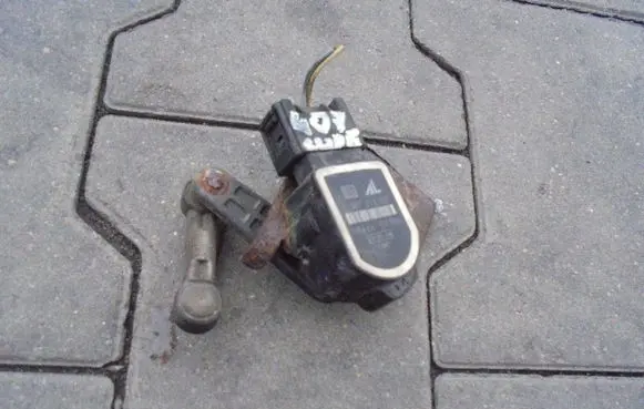 Headlight/headlamp level sensor