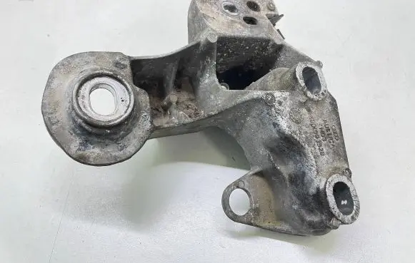 Audi A4 S4 B5 8D Engine mounting bracket 4B0199352B