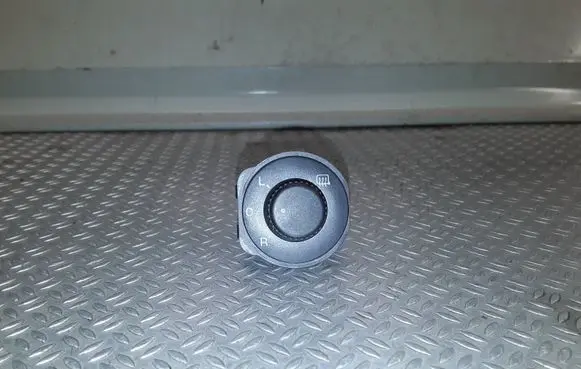 Wing mirror switch