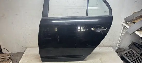 KIA Carens II Rear door