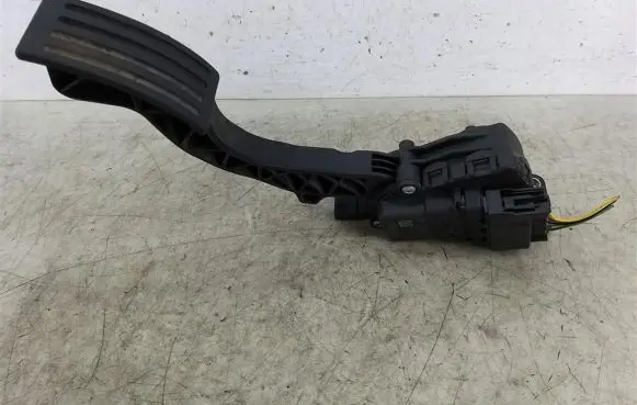 Ford Focus Accelerator throttle pedal 4M51-9F836-AH