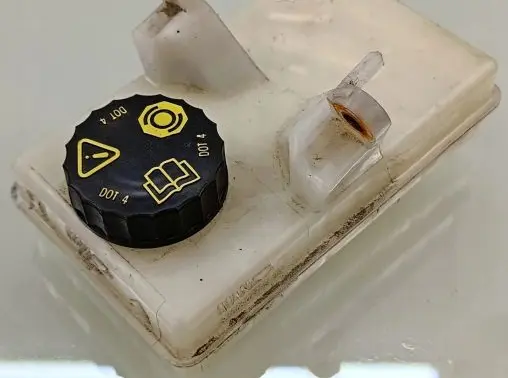 Peugeot 5008 Brake fluid reservoir 
