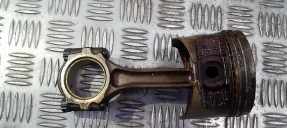 Toyota Carina A60 Piston with connecting rod 219M