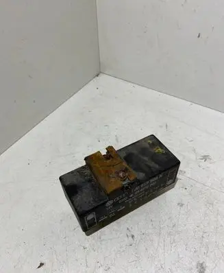 Volkswagen Golf III Coolant fan relay 1J0919506K 898972000