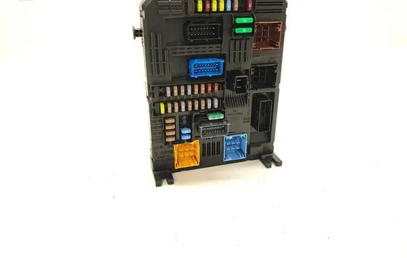 Opel Vivaro Fuse module 9830790580