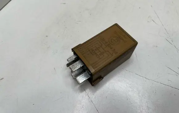 BMW 5 E39 Window control relay 61368384505 V23141B3001X15