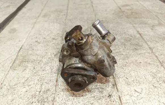 Volkswagen PASSAT B5.5 Power steering pump 8D0145158T