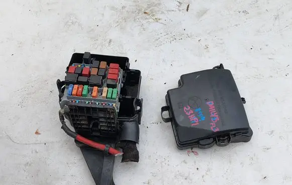 Iveco Daily 5th gen Fuse box cover 