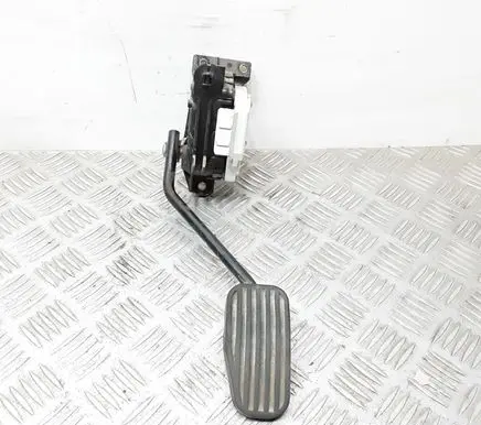 Accelerator throttle pedal