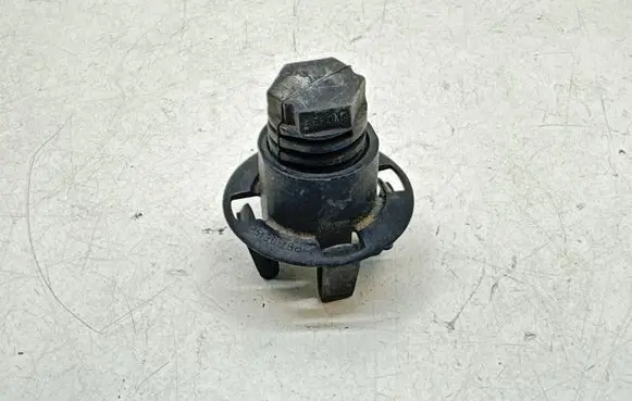 Mercedes-Benz A W176 Other engine bay part A0019981440