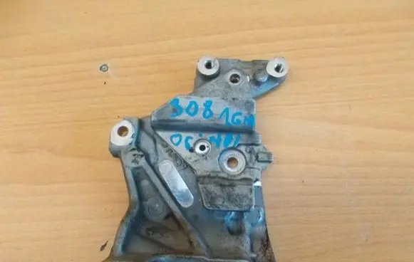 Peugeot 308 Engine mounting bracket