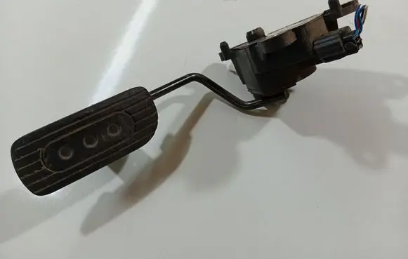Accelerator throttle pedal