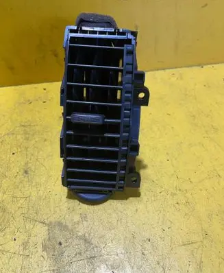 Nissan Note (E11) Dash center air vent grill 687519U00B