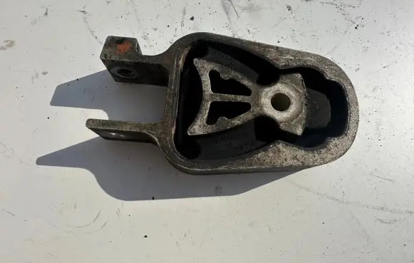 Ford Mondeo MK IV Engine mount bracket 8G916F082