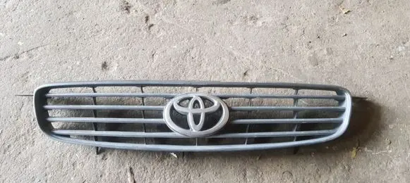 Toyota Avensis T220 Front bumper upper radiator grill