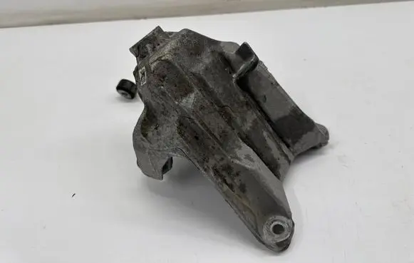 Engine mounting bracket