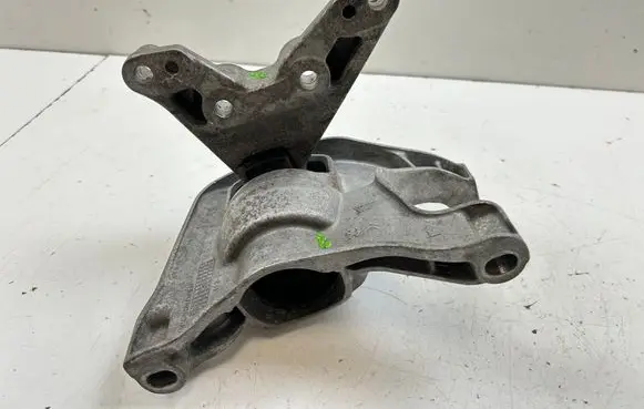 Peugeot 308 Engine mount bracket 