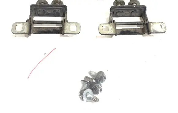 Jeep Cherokee Tailgate/trunk/boot hinge 