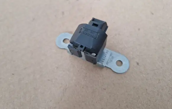 Mitsubishi L200 Airbag deployment crash/impact sensor