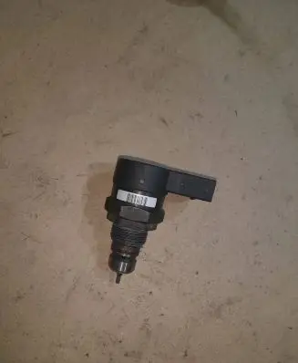 Mercedes-Benz E W211 Fuel pressure regulator A6110780449 0281002494 10466317