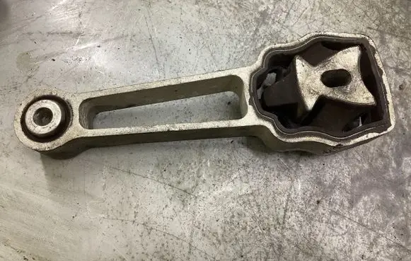Volvo V70 Engine mount bracket