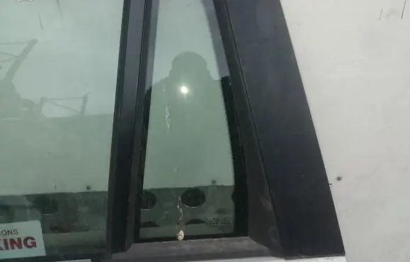 Ford Mondeo Mk III Rear vent window glass 