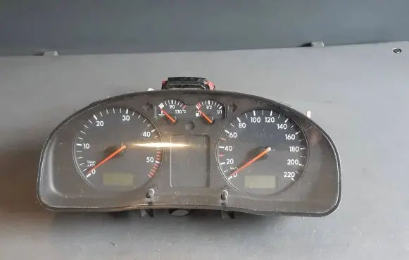 Volkswagen PASSAT B5 Speedometer (instrument cluster) 88311245