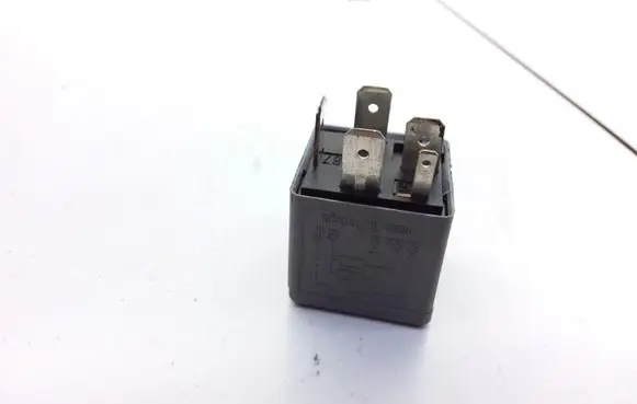 Audi A3 S3 8L Hazard warning light relay 1J0906381