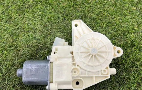 Mercedes-Benz GLK (X204) Rear door window regulator motor A2048200642