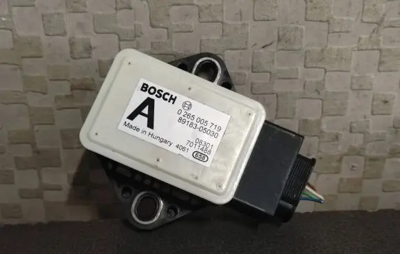 Toyota Avensis T270 ESP acceleration yaw rate sensor 89183-05030