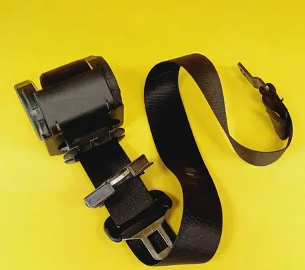 BMW 3 E46 Front seatbelt 8207956