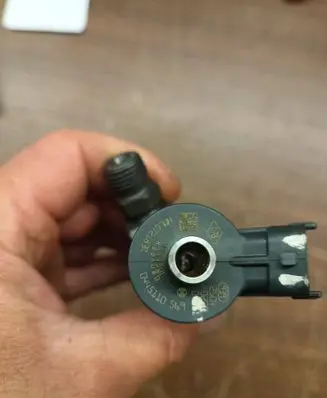 Renault Trafic III (X82) Fuel injector 0445110569