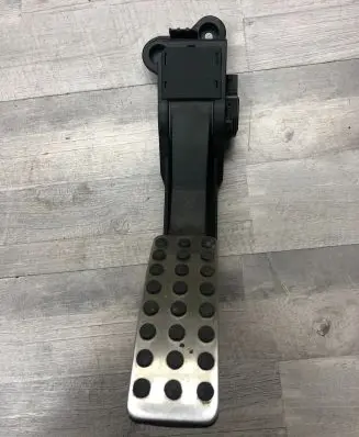 Mercedes-Benz ML W164 Accelerator throttle pedal A1643000104 050307 0321