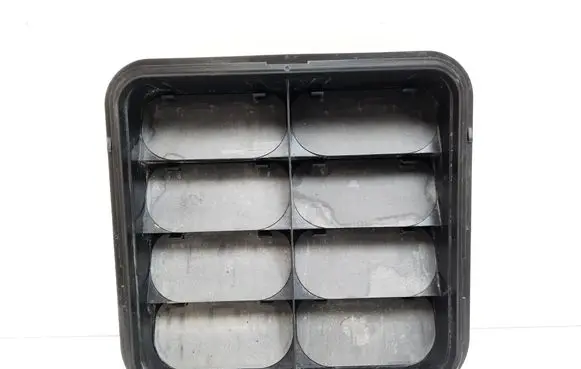 Quarter panel pressure vent