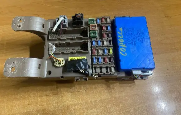 Toyota Corolla E120 E130 Fuse module 8264102040 MB2323008521