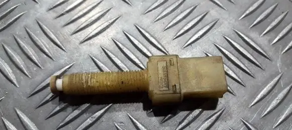 Volkswagen PASSAT B5 Brake pedal sensor switch 443945515