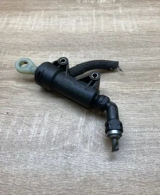 BMW 5 E39 Clutch master cylinder 6758823